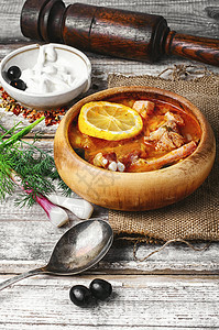 乌克兰国家汤Solyanka猪肉肉汤香肠美食牛肉香料蔬菜盘子柠檬勺子图片