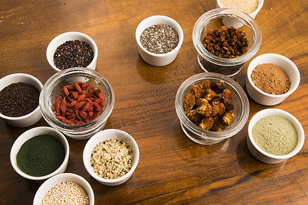 各种超级食品的碗枸杞养分可可抹茶收藏种子浆果粉末治疗小麦图片