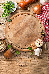 烹饪背景 木制餐桌上有空切菜板和香料乡村厨房胡椒叶子桌子勺子迷迭香菜单木板美食图片