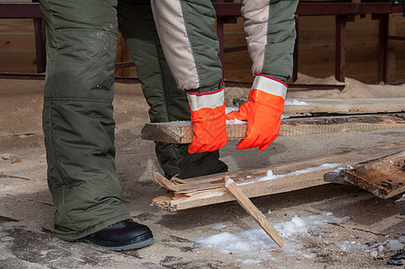 在锯木厂工作的木匠工具木材刀刃男性活动安全灰尘工匠飞机工人图片