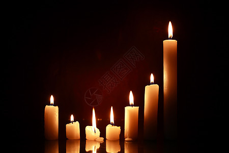 黑暗中的蜡烛灯光悲伤悲哀烛光情绪冥想宗教记忆火焰燃烧图片