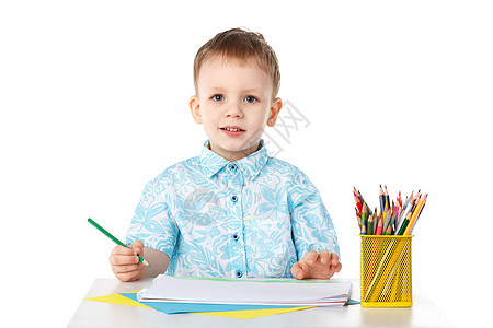 微笑的小男孩用蜡笔画画男性铅笔教育学习专辑艺术小伙子瞳孔爱好注意力图片