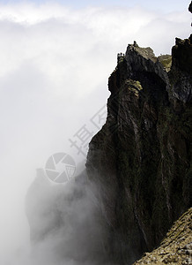 在马吉拉岛的皮科阿列罗 上人们的观点山脉远足悬崖地层顶峰小路岩石旅游蓝色火山图片