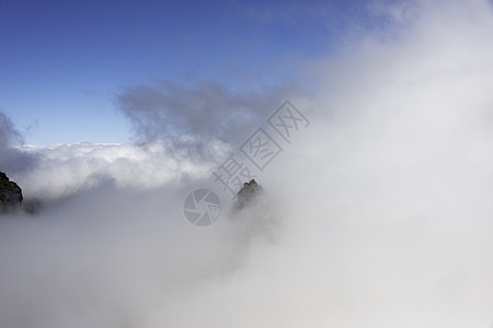 曼吉拉岛的平面海里罗 从云中流出山脉悬崖远足地层石头顶峰旅游岩石小路爬坡图片