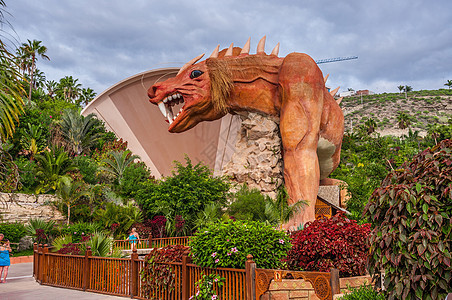 西班牙特纳里夫水公园的龙雕像图片