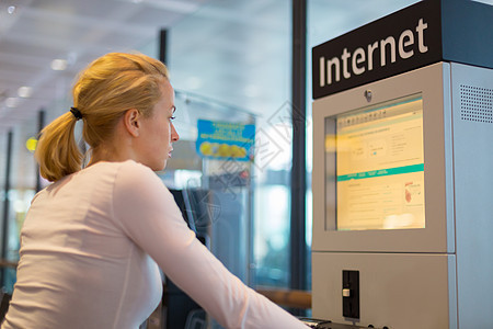 机场上的妇女公共互联网接入点航空公司网络技术电脑游客机器服务运输监视器假期图片