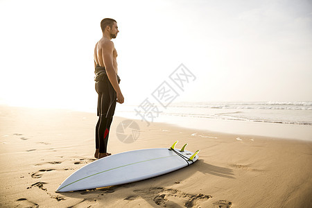 冲浪是一种生活方式木板假期娱乐海岸男生冲浪板冲浪者男人潜水运动图片