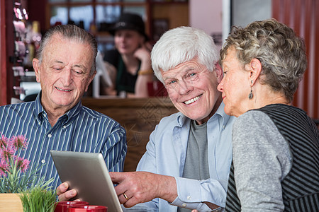 三名老年人使用平板电脑在Bittro中使用平板电脑图片