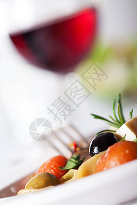 以西红柿和橄榄末面糊蔬菜丝带辣椒玻璃牛肉食物叶子立方体迷迭香面条图片