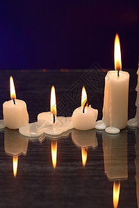 黑暗中的蜡烛灯芯宗教照明悲伤灯光情绪冥想火焰记忆悲哀图片