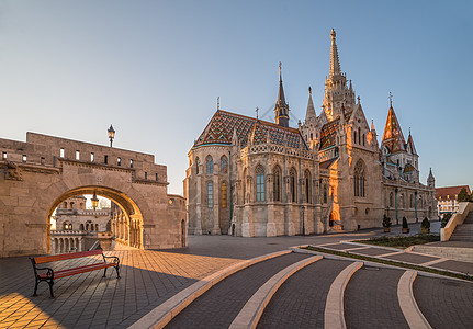 匈牙利布达佩斯Matthhias教会和渔民Bastion长椅蓝色阴影观光纪念碑城市大教堂堡垒天空日出图片