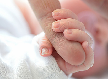 新出生的爱新生吸吮手指高清图片