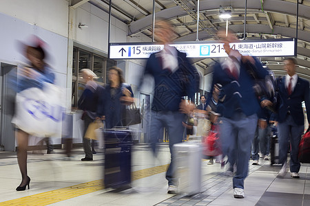 商业人士在东京地铁旅行生意运动人群城市工作铁路高峰火车民众时间图片