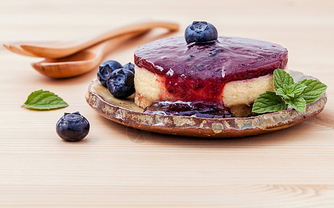 蓝莓芝士蛋糕 木本带新鲜薄荷叶馅饼焦糖面包烘烤饮食食物奶油面团健康甜点图片
