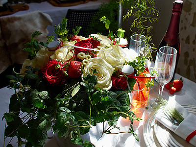 美丽的喜悦桌布局餐具派对玻璃餐巾盘子用餐环境庆典午餐装饰图片