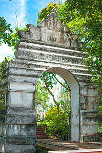 古老的白拱门在寺庙里 法亚奥泰兰图片