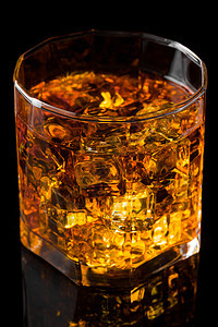 威士忌和冰饮料酒吧反射金子琥珀色玻璃生活瓶子液体奢华图片
