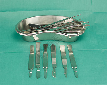 肾形硬骨和手术刀钳子医生仪器外科解剖绿色夹钳工具织物手术图片