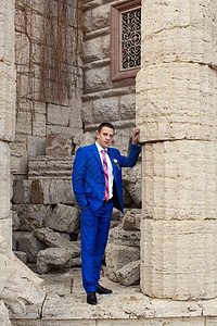 新郎穿着昂贵的灰色西装衣领商业套装蓝色庆典婚礼商务人士夹克衬衫背景图片