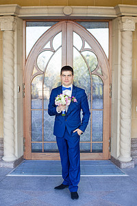 穿蓝西装的时尚新娘套装裙子花束丈夫燕尾服夫妻婚礼庆典衬衫花朵图片