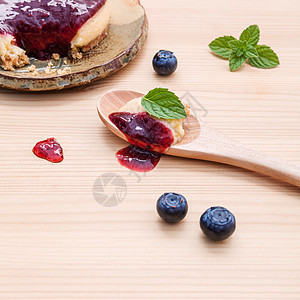 蓝莓芝士蛋糕 木本带新鲜薄荷叶美食奶油面团杂货店焦糖烹饪饮食面粉蓝色甜点图片