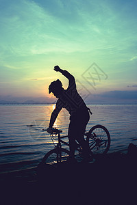 健康的生活方式 骑自行车的人在 se 骑自行车的剪影成人车轮旅行山地冒险日落幸福成功娱乐运动员图片