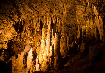 洞穴中的定线游客反射公园吸引力石窟钟乳石石笋矿物编队石灰石图片