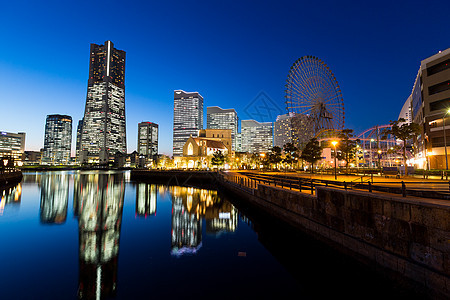 横滨娱乐市中心天空巡航摩天大楼反射车轮城市建筑学黑暗图片