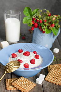 野草莓加奶油 饼干和牛奶 还有旧的粗木板浆果陶瓷数字芳香花瓶甜点杯子乡村桌子花束图片