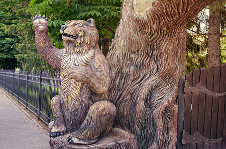 儿童公园入口处的一只熊雕塑 笑声纪念碑工人太阳城市阳光艺术恶作剧视图工作木雕图片