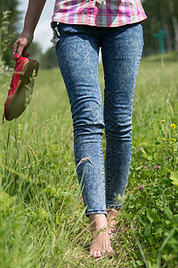 夏季在草地上行走的年轻女子腿环境地面自由脚跟赤脚女孩成人女性女士娱乐图片