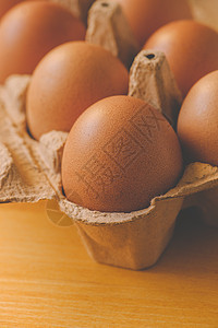 纸箱中的鸡蛋棕色焦点纸盒早餐盒子营养蛋壳选择性蛋盒食物图片