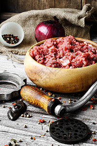 肉研磨机中的肉制磨床食谱牛肉闹剧器具猪肉加工散列屠夫厨房图片