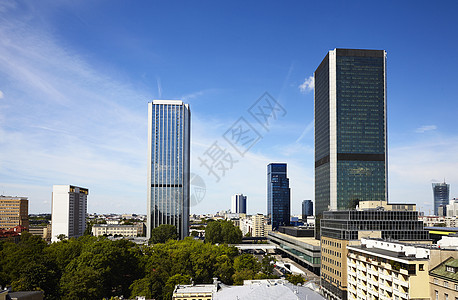 波兰华沙的旧式摩天大楼蓝色建筑学树木窗户绿色建筑晴天中心会议场景图片