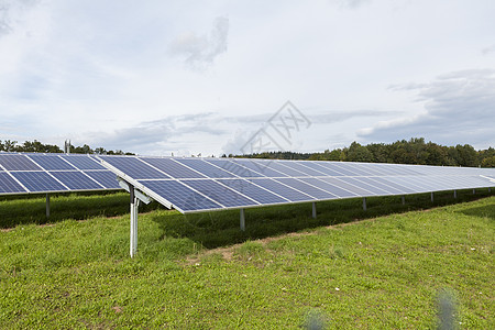 使用蓝色硅子太阳电池替代能源的田地植物集电极晴天生物阳光创新场地太阳能车站力量背景图片