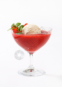 含有草莓纯度的冰淇淋冷藏轿跑车酸奶果子小吃美食香草甜点玻璃杯冰冻图片