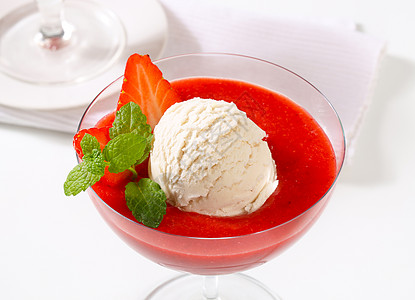 冰淇淋 加草莓纯度冷藏冰冻甜点食物玻璃美食菜盘玻璃杯库存香草图片