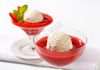 含有草莓纯度的冰淇淋甜点美食轿跑车菜盘折叠冰冻食物水果库存玻璃图片