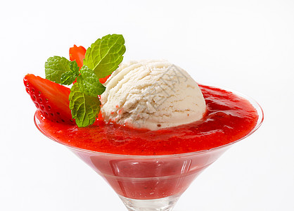 含有草莓纯度的冰淇淋果子甜点冷藏玻璃杯玻璃小吃酸奶香草库存美食图片