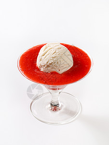 含有草莓纯度的冰淇淋菜盘食物酸奶库存冰冻美食玻璃杯甜点水果小吃图片
