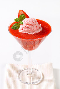 含有草莓纯度的冰淇淋酒杯美食小吃菜盘眼镜酸奶冷藏库存鸡尾水果图片