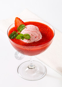 冰淇淋加草莓酱轿跑车眼镜食物果子冷藏小吃美食水果玻璃杯冰冻图片