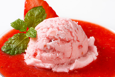 含有草莓纯度的冰淇淋玻璃眼镜食物酸奶甜点库存鸡尾冷藏水果酒杯图片