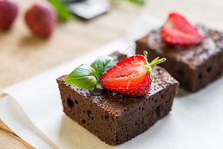 巧克力布朗尼蛋糕 装饰了草莓 选择块食物糕点盘子美食正方形馅饼烹饪可可宏观蛋糕图片