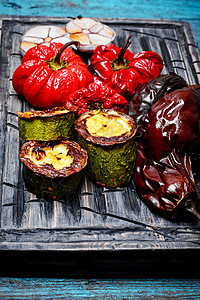 烘烤蔬菜盘子胡椒乡村沙拉美食烧烤烹饪桌子茄子红色图片
