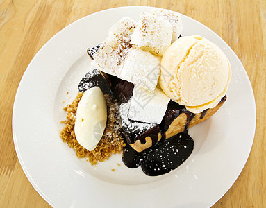 与冰奶和棉花糖加冰淇淋美食焦糖甜点食物糖浆早餐盘子蜂蜜香草巧克力图片