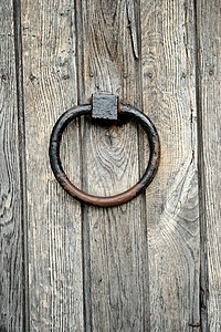 古老的木制门 有门敲门器图片