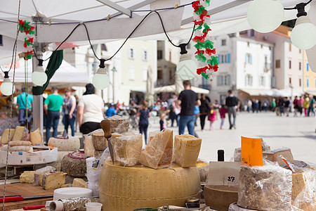 奶酪市场 很多的奶酪选择奶制品商业旅行农场美食乡村食物摊位店铺皮兰图片