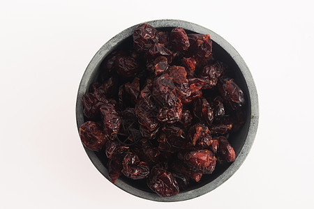 碗里的干红红莓乡村白色红色宏观叶子水平枝条食物绿色水果背景图片