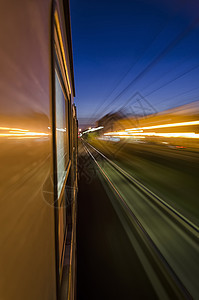 快速火车上的城市灯光图片